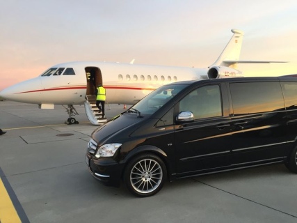 Stress-Free Airport Transfers | Book Your Luxury Limousine